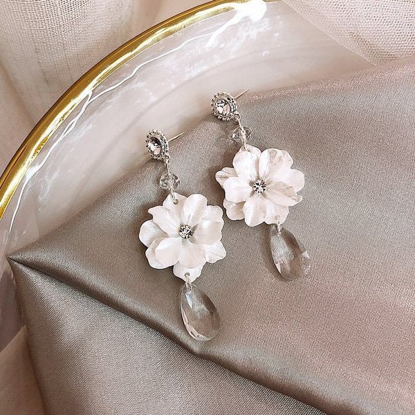 White Vintage Flower Earrings