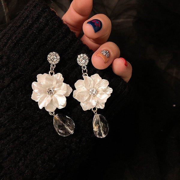 White Vintage Flower Earrings