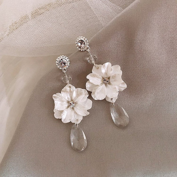 White Vintage Flower Earrings